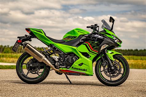 KAWASAKI Ninja 400 .